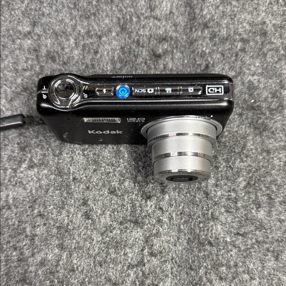 Kodak Black Compact Camera with Charger - Picture 3 of 6